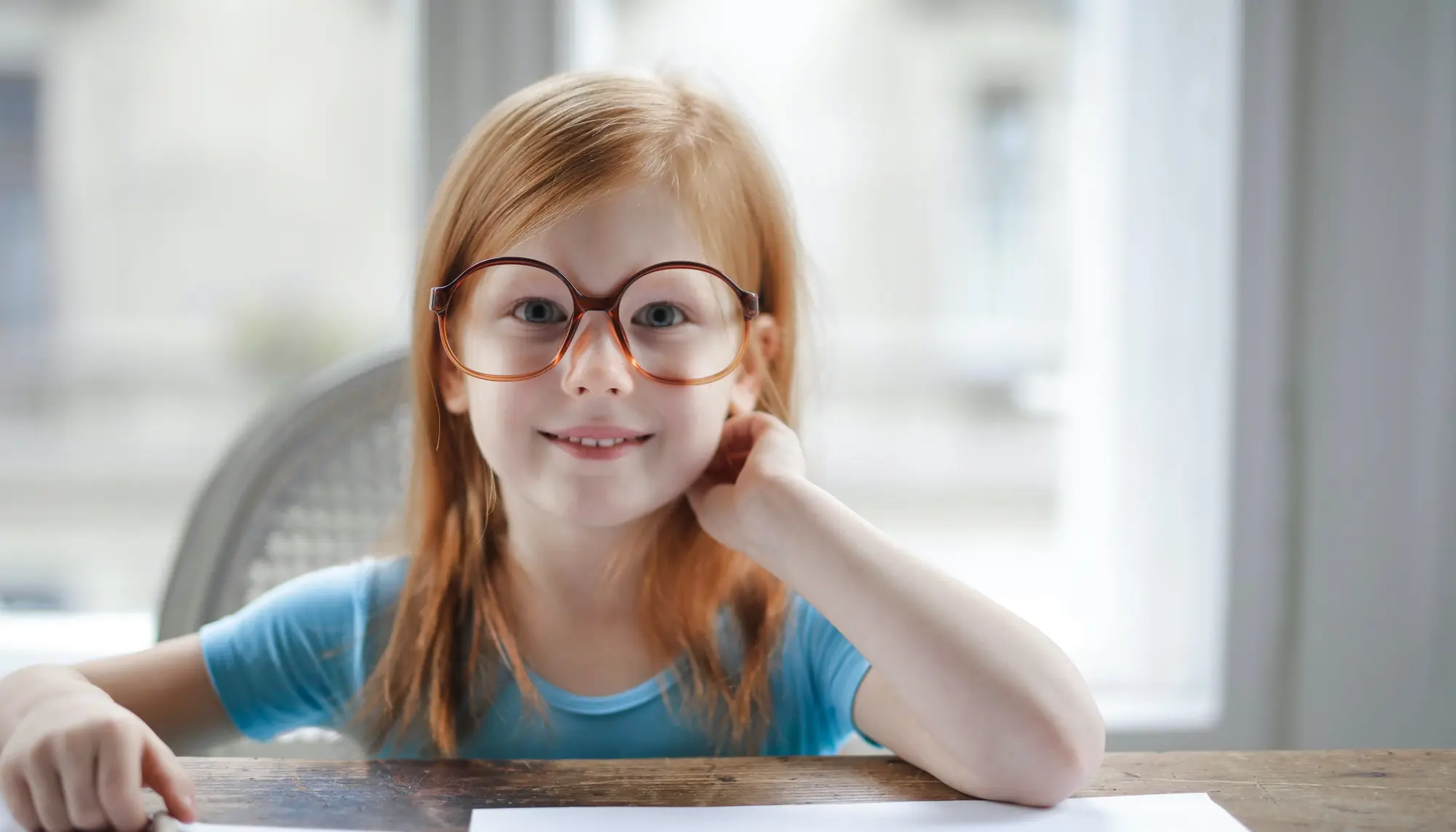 Дитина в окулярах посміхається