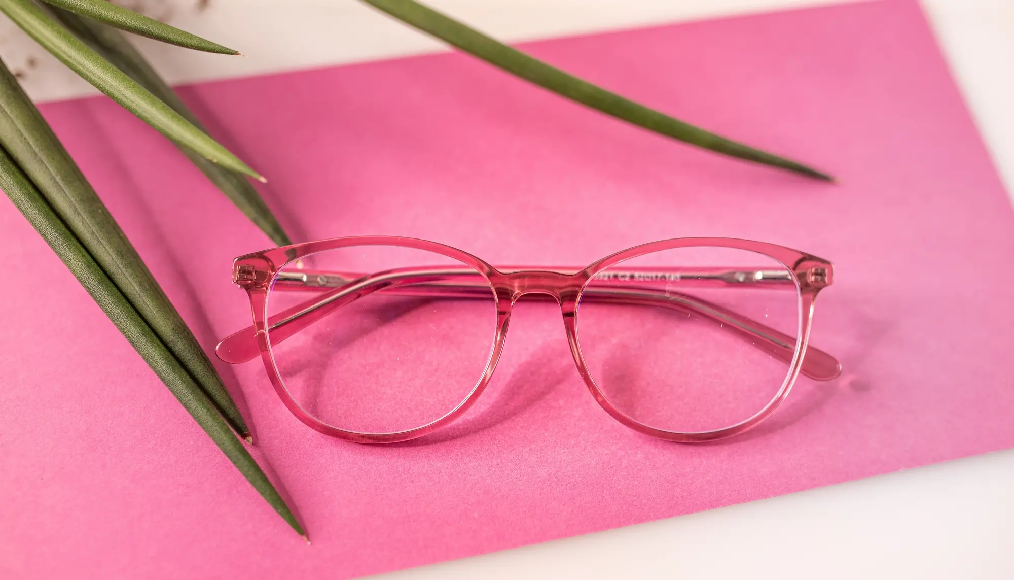 Рожеві окуляри лежать на столі