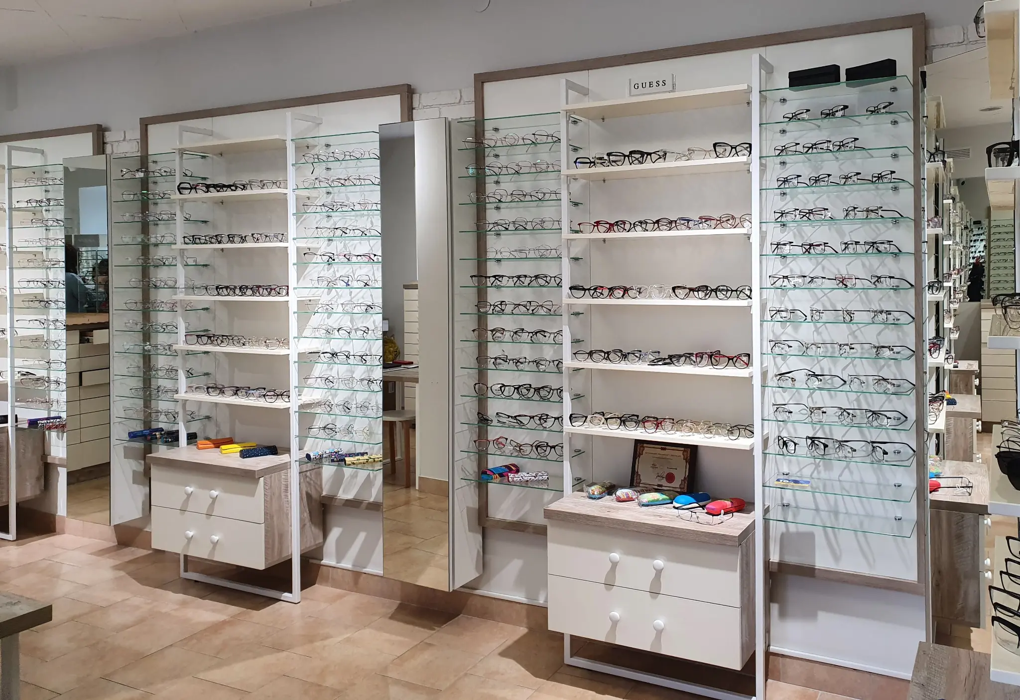 Зала оптики. Стенди з окулярами